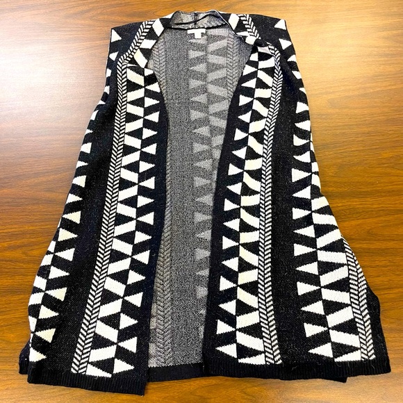 Cato Sweaters - Cato Sleeveless Cardigan. Black & White Geometric Design, Open Front Size 22/24